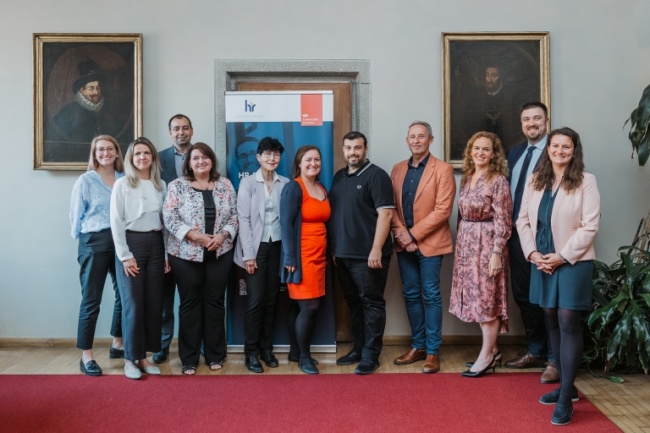 Univerzita Karlova obhájila prestižní ocenění HR Excellence in Research Award